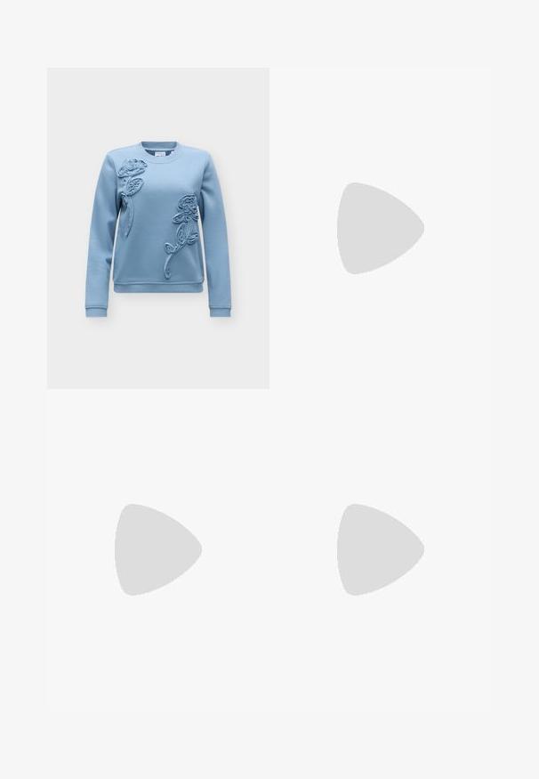 Sudadera azul claro de manga larga con cuello redondo y bordado floral en relieve en la parte delantera con dos rosas y hojas.; Vaqueros azul denim de pierna ancha con cierre frontal de botones y cremallera, trabillas para cinturón y bolsillos delanteros y traseros.; Zapatillas beige con detalles de cuero suave y ante, suela de goma gris, patrones texturizados y un logo metálico de la marca en el lateral.; Bolso de hombro de cuero negro con detalle de correa con hebilla, bordes curvos y costuras blancas en contraste sobre un fondo liso.