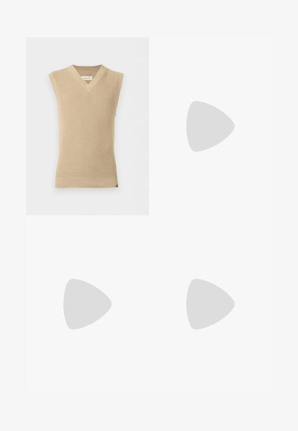 Gilet en tricot beige sans manches avec col en V et ourlet côtelé, présenté sur fond blanc uni.; Polo en maille à manches courtes de couleur crème avec un col en V et un design à col. Comprend des poignets et un ourlet côtelés, texture lisse.; Only & Sons ONSLAKE LIFE TAP PANT - Pantalon classique - crockery; Baskets blanches avec des accents beiges, en cuir lisse, bout rond, semelle en caoutchouc plate, et laçage à l'avant avec un logo au talon.