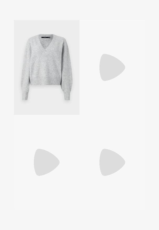 Grijze gebreide trui met een V-hals, lange poffende mouwen en geribbelde zoom. Zachte textuur met een iets losse pasvorm, ideaal voor lagen.; Zwarte denim flared jeans met een gladde textuur, voorzien van een sluiting met knopen aan de voorkant, riemlussen en een klassiek ontwerp met vijf zakken.; Zwarte platform schoenen van gladleer met een chunky, gestructureerde zool en een ronde neus. Heeft zes veterogen en een trekband.; Kleine zwarte glanzende handtas met twee lange hengsels en zijkant trekkoord details op een effen lichte achtergrond.