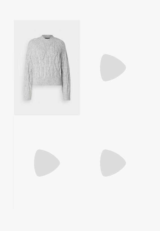 Vero Moda Tall VMBAILY HIGHNECK  - Svetrík - light grey melange; Šedé denimové džínsy s rozšírenými nohavicami a priliehavým pásom, s piatimi vreckami a jemným vyblednutím. Obsahujú zapínanie na gombík a prešitý lem.; Zelené semišové členkové boty s bielym umelým kožuchom, s krížovým dizajnom, plochou gumovou podrážkou a s poutkom vzadu pre ľahké obúvanie.; Hnedá lakovaná kožená kabelka s obdĺžnikovým tvarom, dvoma dlhými rúčkami a jemne zakrivenými akcentami na prednej strane.
