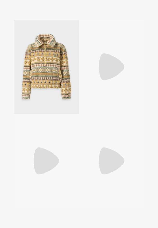 Pull en polaire avec une demi-fermeture éclair, un col montant, une poche avant et des motifs floraux et géométriques multicolores dans des tons verts, jaunes et bruns.; T-shirt blanc à manches courtes avec un petit logo bleu The North Face sur la partie supérieure gauche de la poitrine.; Pantalon cargo vert clair à jambes larges avec taille élastique et cordon de serrage, doté de poches latérales à rabat et d'une coupe décontractée.; Chaussure d'extérieur en suède marron avec des lacets bleus, semelle en caoutchouc noir et un design épuré. Équipée d'une languette à l'arrière pour un enfilage facile.