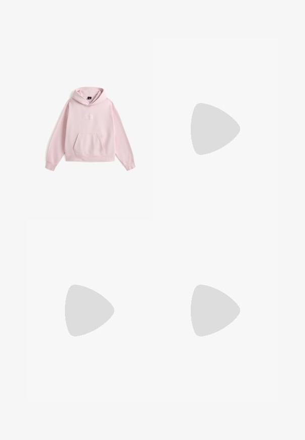 Hellrosa Kapuzenpullover mit Fronttasche, langen Ärmeln und dezent besticktem Logo auf der Brust, auf weißem Hintergrund dargestellt.; Marineblaue Baumwoll-T-Shirt mit Rundhalsausschnitt und kurzen Ärmeln. Mit einem geometrischen Grafikdruck in Lila und Weiß auf der linken Brust.; Schwarze Cargo-Hosen aus Baumwolle mit mehreren Taschen, einer glatten Textur und einem Logo-Patch auf der rechten hinteren Tasche.; Schwarze Leder-Sneaker mit niedriger Schuhform, durchlöchtem Zehenbereich, flachen Schnürsenkeln, gepolstertem Kragen und strukturiertem Außensohlen. Mit einem dezenten Logo auf der Ferse.