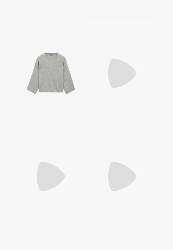 Pull en maille gris clair avec larges manches trois-quarts et col rond, présenté sur fond blanc.; Jean en denim gris délavé, coupe droite, bouton sur le devant, fermeture éclair, design cinq poches, posé à plat sur un fond clair.; Bottine en cuir noir avec talon bloc carré et bout arrondi, vue latérale sur fond clair uni.; Sac à main tissé noir avec une anse unique tressée, forme rectangulaire et surface texturée brillante.
