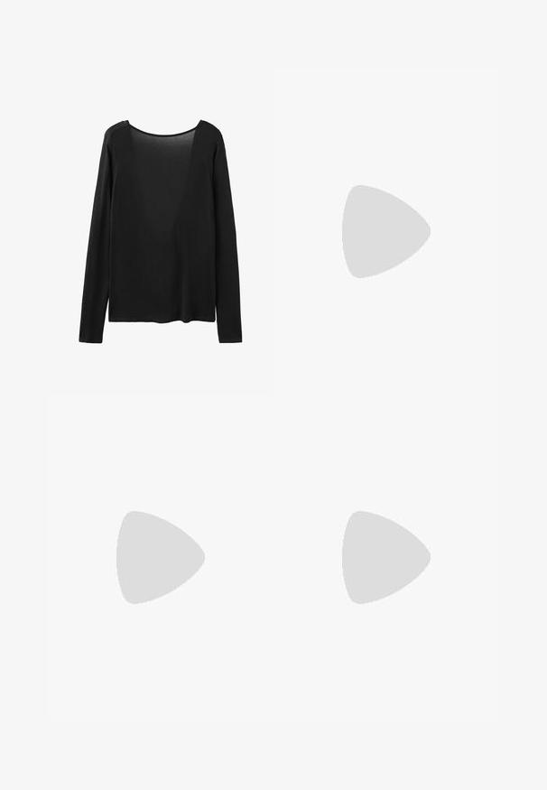 Zwart shirt met lange mouwen en ronde hals, eenvoudig ontwerp, lichtgewicht stof, plat weergegeven tegen een witte achtergrond.; Zwarte denim wijde jeans met een aansluitende taille, voorzien van zichtbare stiksels, twee voorzakken en zilverkleurige hardware op de knopen.; Zwarte leren balletschoenen met een spitse neus en een enkele verstelbare gespband over de wreef. Platte hak en een gladde afwerking.; Zwarte glanzende leren schoudertas met één ritssluitingvak en een dunne band die in een boogvorm is gebogen.