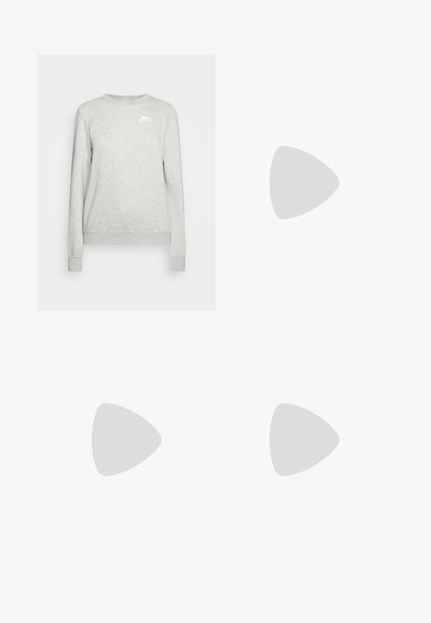 Šedá mikina vyrobená z bavlneného zmesi, s okrúhlym výstrihom, rebrovanými manžetami a malým bielym logom Nike na ľavej hrudi. Jednoduchý dizajn.; Svetlosivé tepláky s nastaviteľným pásom, zúženými nohavicami a malým bielym logom na ľavom stehne. Vyrobené z mäkkej, štruktúrovanej tkaniny.; Šedé tenisky Nike Air Force 1 s perforovanou špičkou, hladkým koženým zvrškom, hrubou podrážkou a embosovaným detailom 'AIR' na päte.; Čierna textilná ramenná taška s mäkkým štruktúrovaným povrchom, zaobleným tvarom a jedným popruhom. Minimalistický dizajn bez viditeľného hardvéru alebo akcentov.