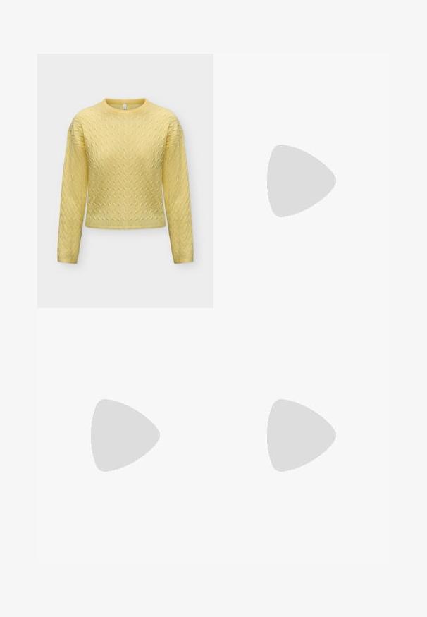 Pull jaune à manches longues en maille torsadée avec un col rond et une coupe légèrement courte.; T-shirt blanc à manches courtes avec col rond et petit motif papillon violet et noir centré sur la poitrine.; Jean large en denim bleu foncé à taille haute, design à cinq poches, et revers pliés dévoilant le tissu intérieur plus clair.; Ballerines en cuir verni noir avec un bout rond, un design à lacets et une semelle plate. Texture lisse avec peu de détails.