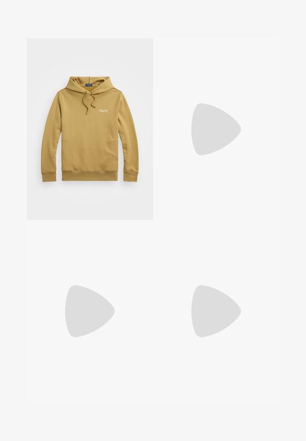 Sudadera con capucha marrón en una suave mezcla de algodón. Cuenta con un bolsillo canguro frontal y un logo bordado "Polo R.L." en el pecho.; Camiseta negra de manga corta con escote en V y pequeño logo rojo de Polo Ralph Lauren en el pecho izquierdo.; Pantalones de algodón beige de pierna recta con bolsillos delanteros, trabillas para cinturón, cierre de botón y cremallera, mostrados extendidos sobre un fondo blanco.; Zapatillas de ante negro con cordones blancos, acentos rojos en el talón y un pequeño logo rojo. Presenta una suela de goma plana y un cosido sencillo.