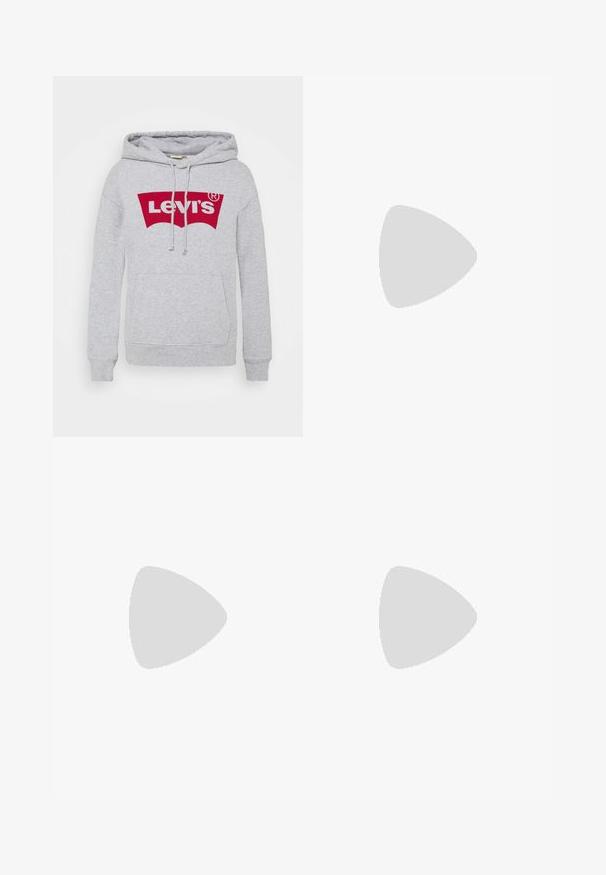 Grå hættebluse lavet af bomuldsblandingsstof. Har en forlomma, snoretræk i hætten og et stort rødt Levi's logo hen over brystet.; Lyseblå high-waist slim-fit jeans med for- og baglommer, knaplukning og bæltestropper på en hvid baggrund.; Hvide sneakers lavet af læder med grå V-logo detaljer, struktureret gummisål, hvide snørebånd samt polstret tunge og krave.; Guldøreringe med en glat, poleret overflade. Rund form, mellemstor, med en sikker lukkemekanisme.