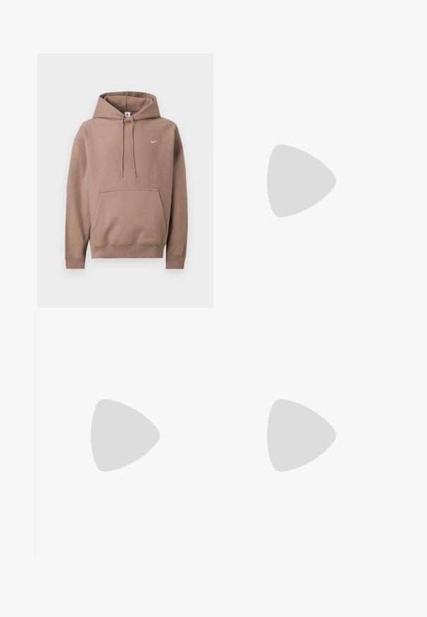 Lichtbruine hoodie met verstelbare trekkoorden, voorzak in kangoeroestijl en klein wit Nike-swooshlogo op de linkerborst.; Rood katoenen T-shirt met een zwart Nike-logo op de borst, korte mouwen, een ronde halslijn en een normale pasvorm. Gladde textuur.; Bruine sweatpants van zachte stof, met een elastische tailleband met een trekkoord, zijzakken en een wit logo aan de linkerkant.; Bruine Nike hardloopschoen met wit swoosh-logo en gumzool zwevend boven een roze stenen oppervlak met een grijze stenen achtergrond.
