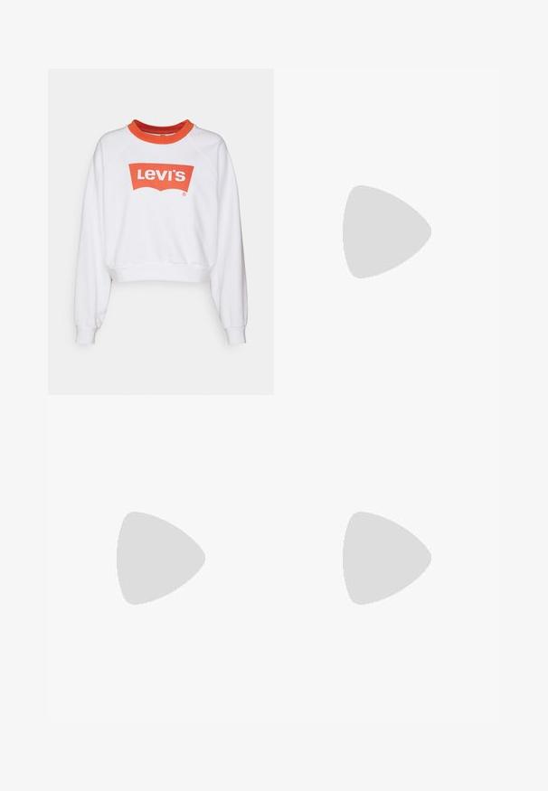Witte sweatshirt met een rode ronde hals en een groot rood Levi's-logo op de voorkant. Heeft een relaxte pasvorm en geribde manchetten.; Lichtblauwe denim jeans met een slim fit, vijf-pocket ontwerp, knoopsluiting en vervagingdetails op de benen. Klassieke stiksels accentueren het geheel.; Lichtbeige sneakers met een mix van suède en mesh materialen. Het ontwerp heeft een opvallend wit logo en grijze accenten. Rubberen buitenzool.; Gouden metalen ovalen montuur brillen met glazen zonder sterkte. Schildpad-accenten op de pootjes. Verstelbare neussteunen voor extra comfort.