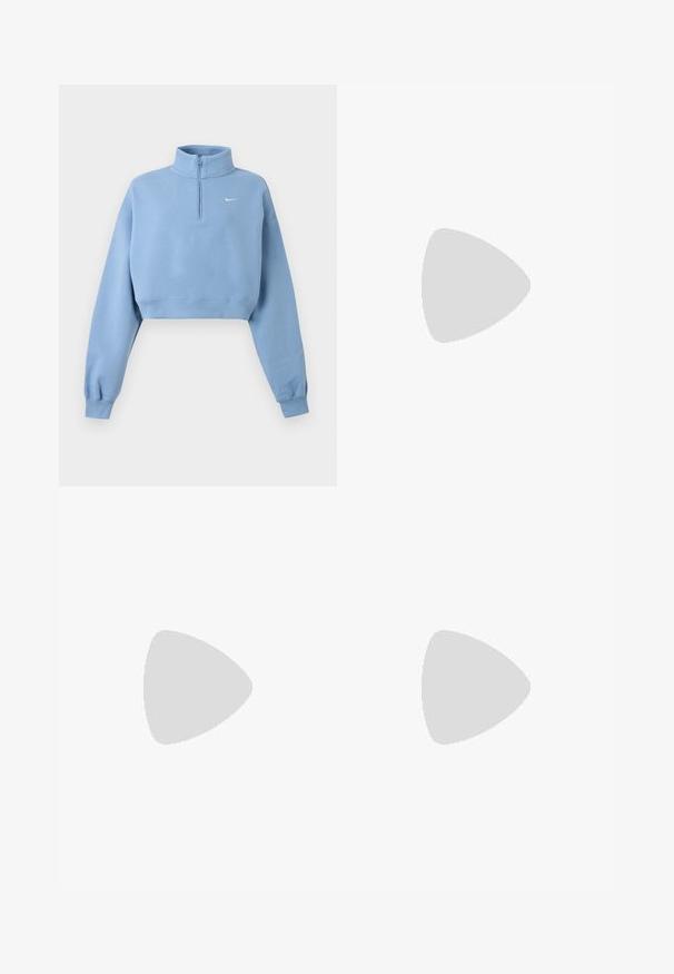 Hele sinine lühike dressipluus pikkade varrukatega, soonikkoes mansetid, neljandik lukku, kõrge krae ja väike valge Nike'i logo vasakul rinnal.; Erksinise sinine Nike õlavaba tuubitops valge Swooshi logoga, mis asub tsentraalselt peaaegu ülemise ääre juures.; Heledad hallhalli pehmete puuvillasegistusega, millel on elastne vöökoht ja nöör, kitsenevad sääred ja ribakudumisega mansetid. Minim blown kaubamärgi detail.; Madal profiiliga beežide ja valgete tossud roosade detailide ja paeltega, küljes suur valge kaarekujuline logo.