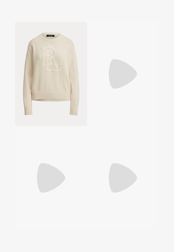 Kremfarvet strikket sweater med lange ærmer og ribbet manchetter, halsudskæring og kant, med et forhøjet broderet monogram foran.; Straight-leg blå denim jeans med fem lommer, knaplukning og subtil falmning på lår og knæ, lagt fladt på hvid baggrund.; Lauren Ralph Lauren JANSON II CANVAS SNEAKER - Sneakers - navy; Sort mulepose med lange håndtag, gyldent lynlås og lille gyldent "RL" logo midt på forsiden.