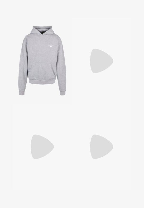 Haut en coton gris avec une poche avant, capuche à cordon, poignets côtelés et ourlet. Présente un logo imprimé blanc sur la poitrine.; Pantalons de survêtement gris en tissu doux, dotés de deux poches cargo latérales, d'une taille élastique et de poignets élastiques aux chevilles.; Des baskets de sport blanches avec une tige texturée, des panneaux en maille, une semelle en caoutchouc proéminente et des découpes décoratives sur les côtés.; Sac tactique compact camouflage noir et gris avec plusieurs compartiments zippés et une bandoulière rembourrée réglable.