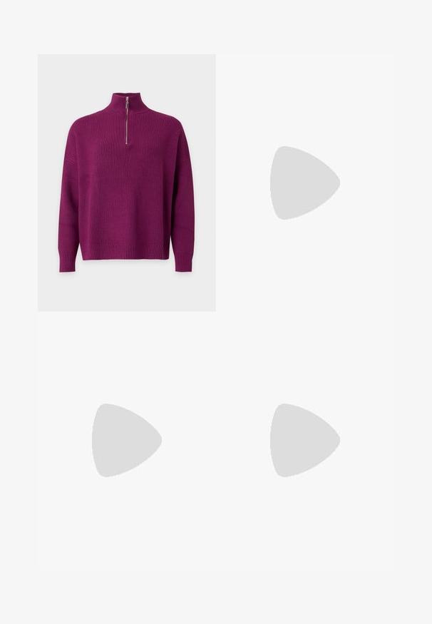 Paarse geribbelde gebreide trui met lange mouwen en een korte ritssluiting aan de voorkant bij een hoge kraag.; Zwart, wijde broek van een gladde stof. Heeft een plat tailleband met riemlussen en geen zichtbare zakken. Eenvoudig ontwerp.; Zwarte leren enkellaarsjes met een spitse neus, stevige vierkante hak en een fraaie uitstraling. Beschikt over elastische zijpanelen voor gemakkelijke aan- en uittrekken.; Zwarte leren riem met een zilveren ronde gesp, vlak ontwerp, taps toelopend uiteinde, gladde textuur en minimalistische stijl.