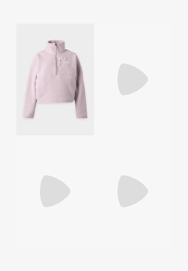 Lyse lilla fleece-pullover med lange ærmer, opretstående krave, kvart lynlås og brystlomme med The North Face-logo.; Hvid langærmet T-shirt med rund hals og lille sort The North Face-logo på venstre bryst.; The North Face W QUEST SOFTSHELL PANTS - Bukser - tnf black; Lys beige ballet flats med rund tå, snørebånd om anklen, struktureret overflade og fleksibel såldesign. Velegnet til hverdag. 