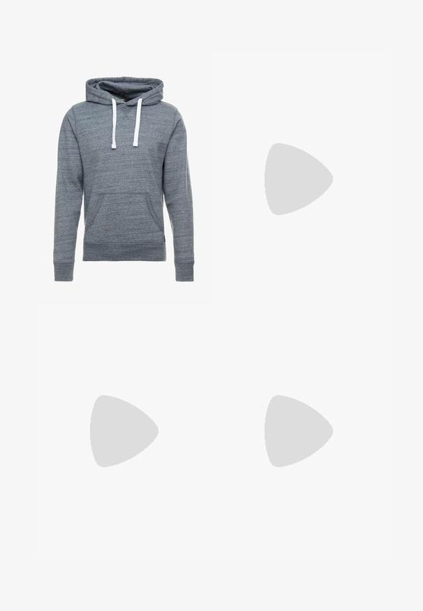 Grå hættetrøje lavet af blødt, tekstureret stof. Den har en frontlomme, hvide snore og ribkantede ærmer og bund. Casual design.; Sort denimjakke med lange ærmer, knaplukning, to brystlommer og frynset kant. Har subtil falming og syede detaljer.; Lys grå denim jeans med slim fit, der har fem lommer, knaplukning og subtilt slid for tekstur og dybde.; Hvide lædersneakers med teksturerede overflader, polstret krave og synlig luftpolstring i sålen. Har snørrebånd og et minimalistisk design.