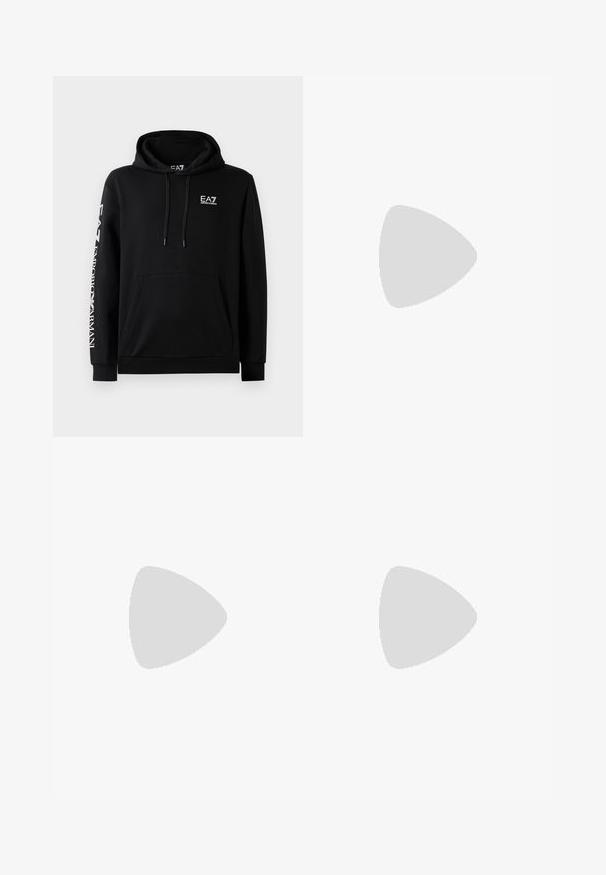 Sudadera con capucha negra fabricada en una mezcla de algodón. Presenta un bolsillo frontal, capucha con cordón y la marca EA7 en blanco en el pecho y la manga.; Camiseta de algodón blanca con un gran logo metálico dorado "EA7" y el texto "EMPORIO ARMANI" debajo, con mangas cortas y cuello redondo.; Pantalones de chándal negros con cintura elástica, puños ajustados y un pequeño logo amarillo en la parte superior de la pierna izquierda. Textura de tela suave y lisa.; Zapatilla baja de cuero negro con cordones negros y suela de goma color marfil, vista desde el lateral externo sobre un fondo blanco.