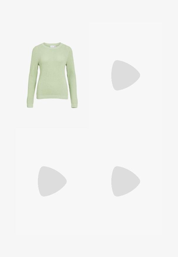 Pull en maille vert clair avec une surface texturée, col rond, manches longues, poignets et ourlet côtelés.; Pantalons larges bleu clair présentant un motif à carreaux dans des teintes alternées, avec une taille élastique pour le confort.; Baskets avec une tige en cuir blanc, des accents bleu clair, des panneaux en suède beige et une semelle en caoutchouc rose texturée ; logo brodé sur le côté.; Sac à bandoulière en cuir rose avec un rabat, quincaillerie argentée, et une bandoulière grise arborant le nom de la marque. Texture lisse, design minimaliste.