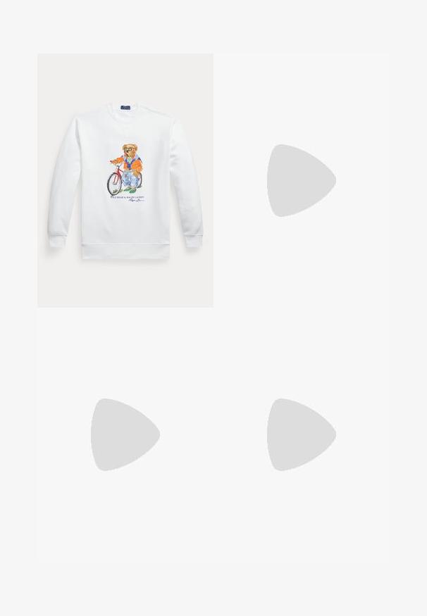 Weißes Sweatshirt mit einem Bild eines Bären, der eine Sonnenbrille, eine orange Jacke und Jeans trägt und neben einem roten Fahrrad steht.; Langarm-Hemd mit Knopfleiste aus cremefarbenem Baumwollstoff. Verfügt über einen Kent-Kragen und ein kleines gesticktes Logo auf der Brust. Klassische Passform.; Dunkelblaue Jeans aus Denim mit dezentem Verblassen an den vorderen Oberschenkeln und orangefarbenen Nähten, mit Knopf- und Reißverschluss sowie fünf Taschen.; Weißer Sneaker mit niedrigem Schnitt, brauner Sohle, Schnürung vorne und kleinem goldfarbenem Polo Ralph Lauren Logo an der Seite.