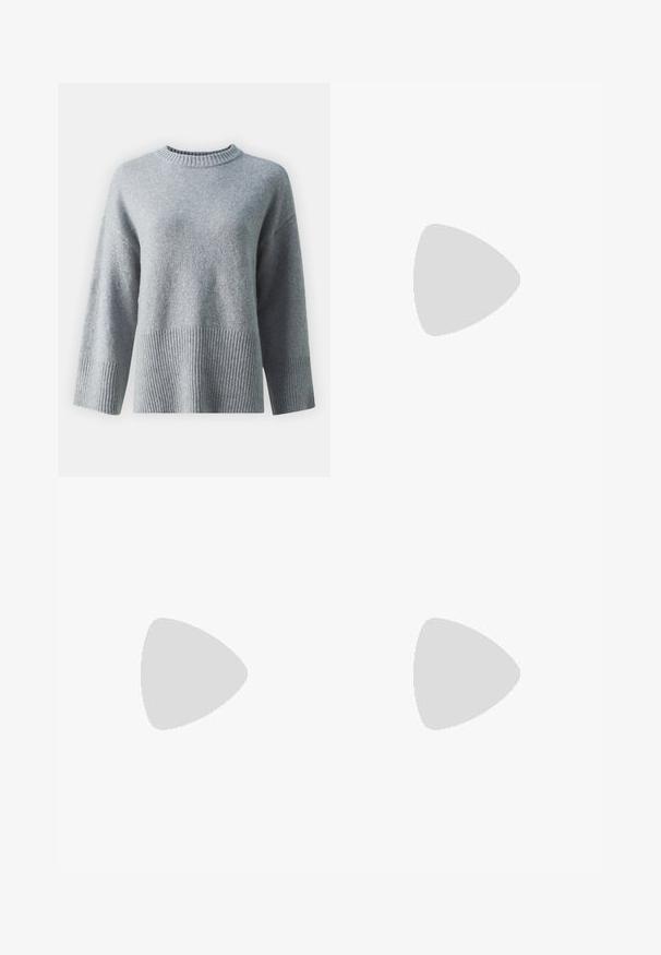 Grå sweater med rund hals, der har en tekstureret ribbede kant og manchetter, lavet af blødt stof med en glat overflade.; Vero Moda Petite VMTESSA PANTS - Bukser - balsam green; Hvid lavt snørestøvle med tyk plateau-sål, snørelukning foran og gummiforstærket tåkap, set i sideprofil.; Hvid taske i faux læder med en struktureret trekantet form, enkelt justerbart skulderstrop og en flaplås med kurver.