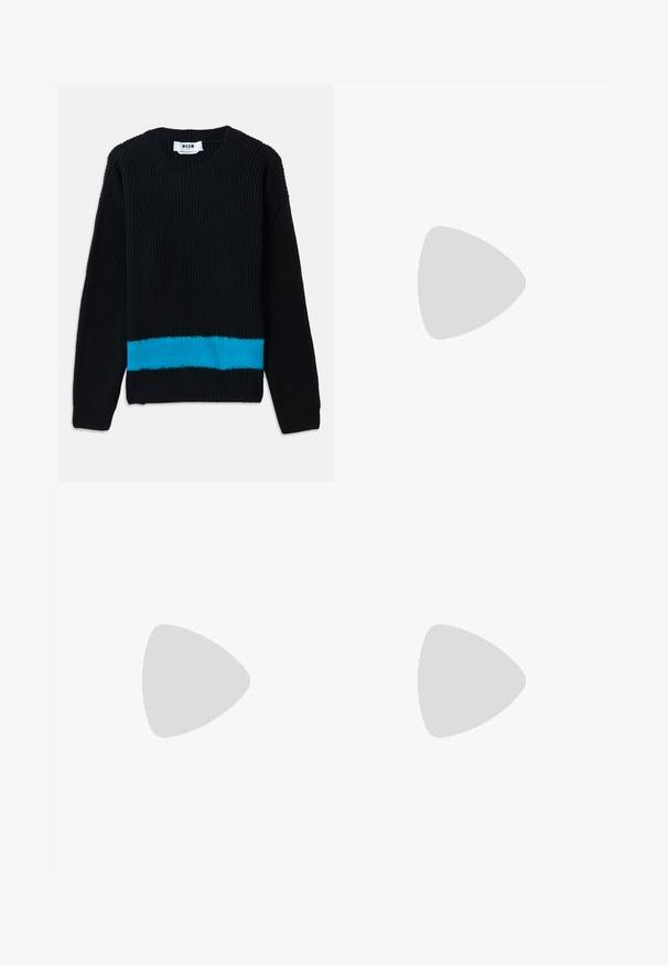 Zwarte gewatteerde trui met ribbelstructuur, voorzien van een horizontale turquoise streep aan de onderkant. Klassieke ronde halslijn en lange mouwen.; Zwarte straight-leg jeans met een knoop en ritssluiting aan de voorkant, voor- en achterzakken, en een wit label zichtbaar in de rechter voorzak.; Beige suede sneaker met een ronde neus, platte veters en een gestructureerde rubberen zool. Minimalistisch ontwerp met gladde randen en subtiele stiksels.; Zwarte heuptas met voorvak met rits en zilveren adelaarlogo, gladde stof met gestructureerde afwerking en ritstrekker.