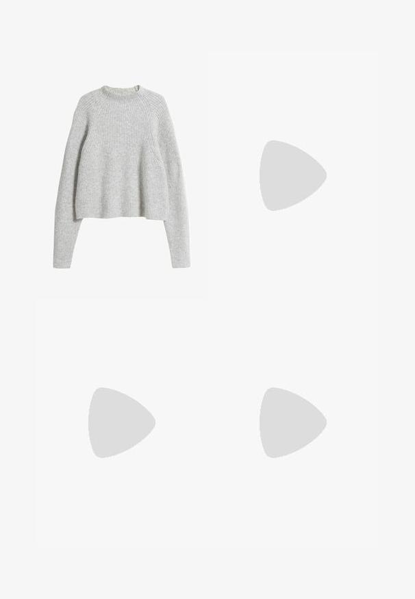 Grå ribbet sweater med høj halsudskæring, lange ærmer og en cropped kant. Lavet af et struktureret strikstof.; Sorte jeans med vide ben, frontknap og lynlås, bæltestropper og to forlommer på hvid baggrund.; Sorte suede ankelstøvler med flad sål, med en bageste træksløjfe, båret med hvide ankelstrømper mod en minimalistisk baggrund.; Sorte rektangulære briller med klare linser. Blank finish, smalle stænger, og lilla nuance synlig i kanterne af linsen.