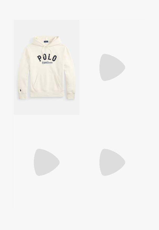 Off-white hooded sweatshirt met kangaroezak, marineblauwe "POLO Ralph Lauren" letters op de borst en een klein geborduurd logo op de linkermouwmanchet.; Wit T-shirt met V-hals en korte mouwen met een klein marineblauw Polo Ralph Lauren paardenlogo op de linkerborst.; Rechte broeken in roomkleur met riemlussen en een verborgen voorsluiting op een effen achtergrond.; Witte canvas sneakers met een laag ontwerp, featuring een beige hieltab en een klein geborduurd logo aan de zijkant. Rubber zool.