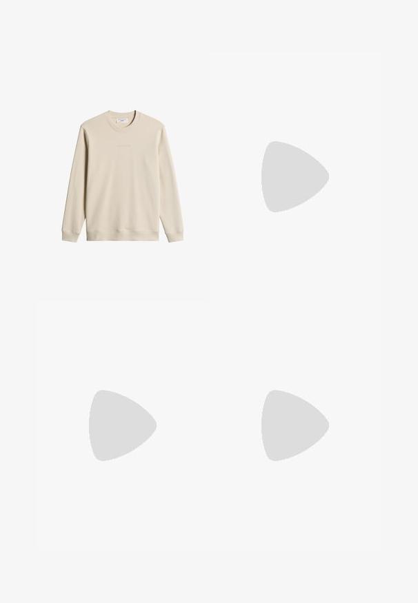 Beiges Sweatshirt mit langen Ärmeln und Rundhalsausschnitt, mit gerippten Bündchen und Saum, dezentem Textbranding auf der Brust und einem Stoffetikett im Kragen.; Weißes T-Shirt mit kurzen Ärmeln und rundem Ausschnitt, mit kleinem grünen Text „JUICE IT UP Marc O'Polo Denim“ auf der linken Brustseite.; Dunkelblaue Jeans aus Denim mit geradem Schnitt, fünf Taschen und Kontrastnähten. Mit Knopfverschluss und Reißverschluss.; Weißer Sneaker mit einer Wildleder-Zehenkappe, glattem Synthetik-Obermaterial und einer sandfarbenen Gummisohle. Verfügt über Perforationen an den Seiten für Atmungsaktivität.