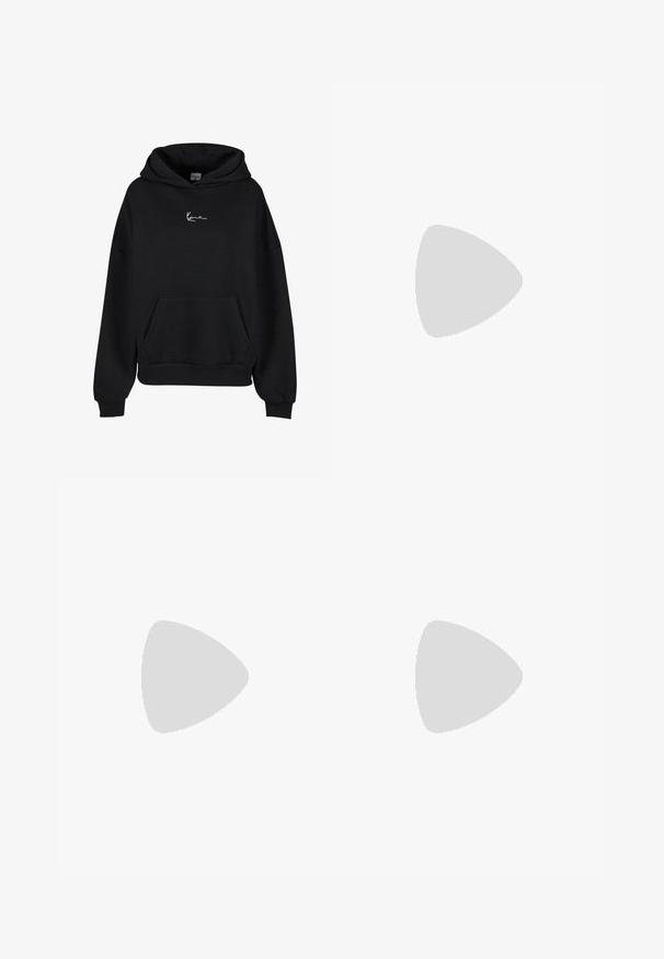 Sort hoodie lavet af blødt stof, med en kengurulomme og et logo broderet i hvid på brystet. Løs pasform med ribbede cuffs.; Hvid ribstrikket cropped top med rund halsudskæring og sort broderet logo foran. Tætsiddende pasform, der sidder tæt til kroppen.; Lysebeige denim miniskørt med høj talje, to frontlommer og bronze knapdetaljer. Glat tekstur og enkelt design.; Hvide Nike Air Force 1 sneakers med en glat læderoverdel, perforeret tåboks, hvide snørebånd og sort branding på tungen.
