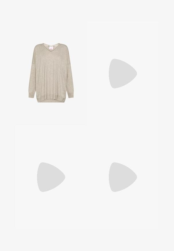 Pull en maille beige clair à manches longues avec col en V et poignets et ourlet côtelés, présentant une coupe légèrement ample et des coutures d’épaule tombantes.; Cardigan beige à côtes avec des manches longues, ouverture à boutons, col en V et poignets évasés. Fabriqué à partir d'un matériau tricoté doux avec une finition texturée.; Chausson marron à enfiler avec doublure et semelle en fausse fourrure beige douce, vue de côté sur fond blanc.; Écharpe en laine tricotée marron clair, pliée avec un coin retourné, présentée sur un fond blanc.