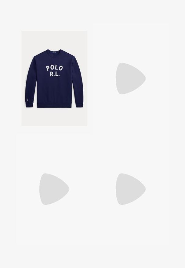 Marineblå crewneck sweatshirt med hvid "POLO R.L." tekst på brystet og lille hvid Polo Ralph Lauren logo på venstre ærmekant.; Marine polo skjorte med et alt-over-print af røde vinger og grønne bogstaver "P" på et struktureret stof. Inkluderer en klassisk krave og en tre-knaps knapliste.; Mørkeblå denimjeans med straight ben, der har let falmet effekt, fem lommer og en knaplukning ved taljen.; Brune ruskind loafers med en rund tå, syet detalje langs kanten og en gummisål. Har et lille mærke på siden.