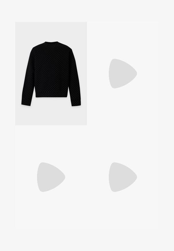 Chemise noire à manches longues avec un motif pied-de-poule sombre subtil, col rond et ourlet droit, vue de dos sur un fond clair.; T-shirt noir à manches courtes et col en V avec un petit logo blanc brodé sur la poitrine gauche.; Jean droit bleu délavé avec poches avant, passants pour ceinture et fermeture par bouton, présenté sur un fond blanc uni.; Chaussure en cuir noir avec lacets, semelle épaisse et languette au talon, vue de côté sur fond clair uni.