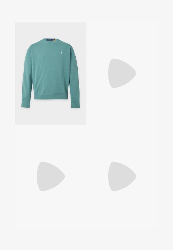 Langärmeliges Sweatshirt in Türkis mit Rundhalsausschnitt und kleinem weißen Polo Ralph Lauren-Logo auf der linken Brust vor hellem Hintergrund.; Hellgrünes und weiß gestreiftes Hemd aus Baumwolle mit Knopfleiste, klassischem Kragen und kleinem, gesticktem Logo auf der Brust.; Dunkelblaue Slim-Fit-Jeans mit vorderem Knopf und Reißverschluss, fünf Taschen sowie dezenter Verfärbung an den vorderen Oberschenkeln und Knien.; Weißer niedriger Sneaker mit dunkelblauem Streifen und Logo an der Seite sowie dunkelblauer Fersenschlaufe, flacher weißer Sohle und weißen Schnürsenkeln.