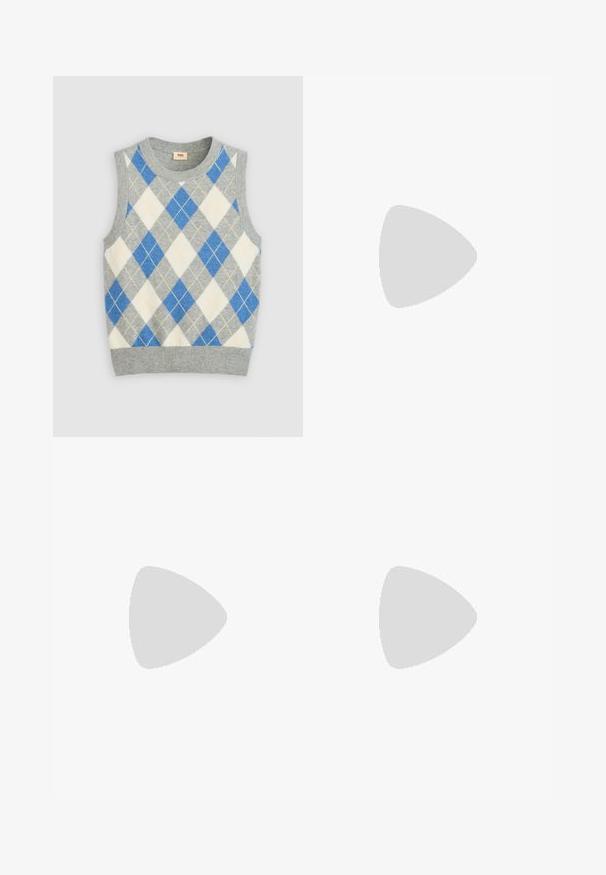 Pull gris sans manches avec un motif argyle bleu, blanc et jaune. Il présente un col rond et un ourlet côtelé. Fabriqué en tissu doux.; Chemise blanche à manches longues avec col boutonné et petit logo brodé sur le poignet gauche.; Jupe mini plissée à carreaux marron avec des fentes latérales et une taille haute, présentant un motif à carreaux subtil.; Mocassin en cuir marron avec un détail de nœud flottant au-dessus d’un banc en bois, feuillage vert flou en arrière-plan.