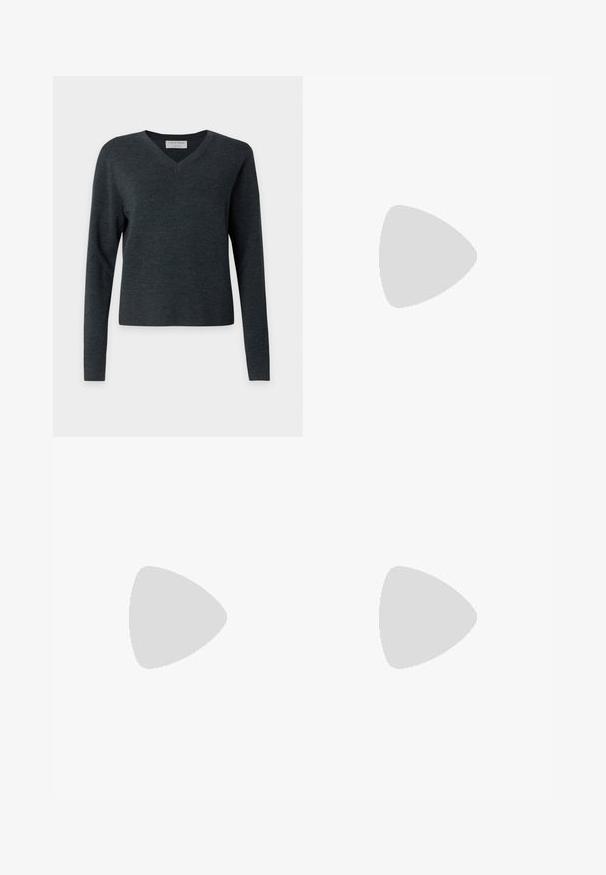 Mørkegrå langærmet V-hals sweater med lige kant, lavet af fint strikket stof, vist mod en ensfarvet lys grå baggrund.; Kulkulgrå skræddersyede bukser med flad front, sidelommer og lige ben-design med en glat overflade.; Sorte ruskinds højhælede pumps med spids tå, der har en blank sort blokhæl og en glat indvendig foring.; Mørkegrøn struktureret læder crossbody taske med klaplukning og tynd justerbar rem, præget med lille guld "Bee Projects" logo.
