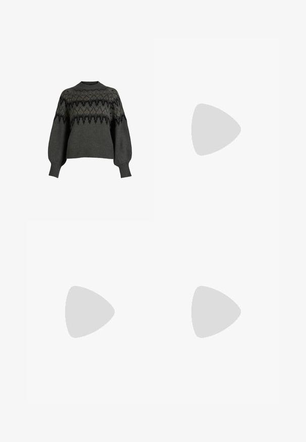 Grå strikket sweater med geometrisk mønster i sort og beige, ribbede manchetter og kant, med rund halsudskæring og let puffede ærmer.; Sort ribbet kortærmet top lavet af et tekstureret stof med subtil glans. Har en rund halsudskæring og tætsiddende silhuet. GANT label synlig.; Brune ternede bukser med vidde og skræddersyet pasform, der har et struktureret stof og forhåndsfolder for ekstra struktur.; Sort langærmet top, lys grå plisseret nederdel med dobbelte spænde detaljer, og sorte chunky-såle støvler; sølv- håndtaske med dekorationer.