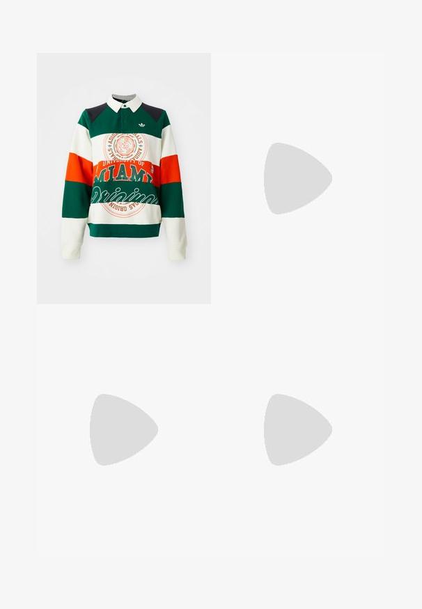 Zelený, biely a oranžový pruhovaný sveter s golierom. Má logo Univerzity Miami a text, ako aj emblem trefoil Adidas.; Jeany z modrého denimu s vysokým pásom, rovného strihu, s predným zapínaním na gombík a zips, a bočnými cargo vreckami na bielom pozadí.; Nohy v bielych ponožkách a čiernych teniskách Adidas Gazelle s bielymi pruhmi a hrubými hnedými podrážkami na sivom koberci.; Strieborné kruhové náušnice s hladkým, lesklým povrchom. Obľúbený tvar, vybavené bezpečným zapínaním. Jednoduchý a elegantný dizajn.