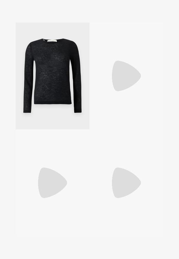 Schwarzer, transparenter, langärmliger, leichter Rundhals-Pullover mit feiner Strickstruktur sowie gerippten Bündchen und Saum.; Schwarze weite Jeans aus Denim mit fünf Taschen, Kupferrivets und einem klassischen Knopfverschluss. Glatte Textur mit einem klaren Design.; Schwarze Knöchelstiefel aus glattem Leder mit elastischen Seiteneinsätzen, einer strukturierten Gummisohle und kontrastierenden Nähten entlang der Kante.; Schwarzer Leder Gürtel mit glatter Textur, ausgestattet mit einer silbernen Metall-Schließe und einer zulaufenden Spitze. Einfaches, klassisches Design.