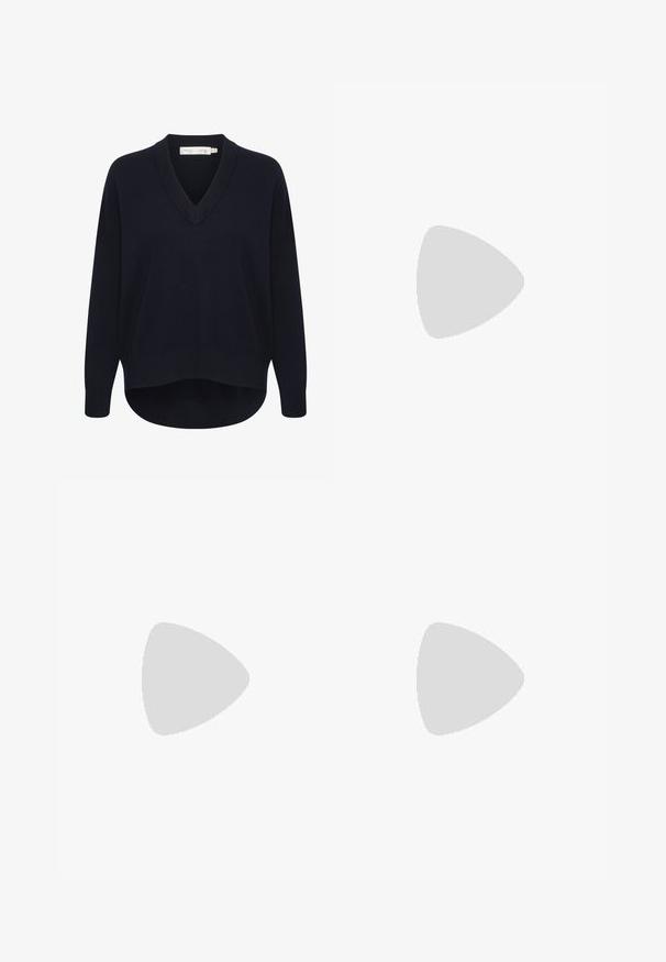 Pull V en maille marine avec des manches longues, une coupe décontractée et un ourlet arrondi. Fabriqué en tissu doux et texturé, avec des étiquettes minimales.; Polo blanc à manches courtes avec des rayures horizontales bleues et noires et un col blanc large et pointu.; Jean en denim bleu clair avec une coupe slim, un léger délavage et une légère évasement à l'ourlet. Dispose d'un design traditionnel à cinq poches et d'une fermeture bouton.; Mocassin penny en daim marron avec petit talon noir et détails de coutures le long de la pointe et des côtés, présenté de profil sur fond blanc.