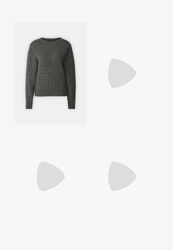 Suéter de punto gris oscuro con cuello redondo y mangas largas. Presenta un patrón texturizado con pequeños acentos plateados dispersos.; Minifalda de cuero verde con una textura suave y forma ajustada. Presenta un diseño sin costuras y sin cierres o herrajes visibles.; Botín de piel negra con puntera puntiaguda y tacón bajo estilo kitten sobre fondo claro, mostrando vista lateral exterior.; Par de pendientes de aro en tono dorado con pequeño detalle de aro en tono plateado en cada uno, expuestos sobre un fondo gris claro.