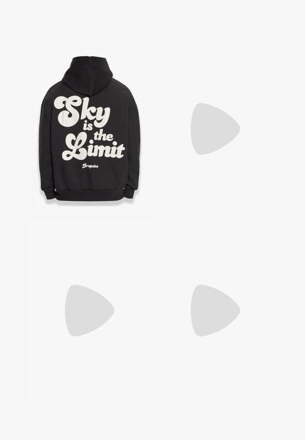 Schwarzer Pullover mit Kapuze und großem weißen Text auf der Rückseite: "Der Himmel ist die Grenze" mit dem "Dropsize"-Logo darunter. Weicher Stoff, lässige Passform.; Hellblaue Jeanshose mit elastischem Bund, Kordelzug an den Säumen und seitlichen Taschen. Der Stoff scheint weich zu sein und hat eine leicht ausgebleichte Textur.; Klobiger weißer Sneaker mit Netzakzenten, texturierter Gummisohle und abgerundeter Form. Verfügt über minimalistisches Branding und eine Ziehschlaufe an der Ferse.; Schwarze Umhängetasche mit weißen elastischen Schlaufen, Reißverschlüssen und weißem "KARL LAGERFELD JEANS"-Schriftzug auf der Vorderseite.