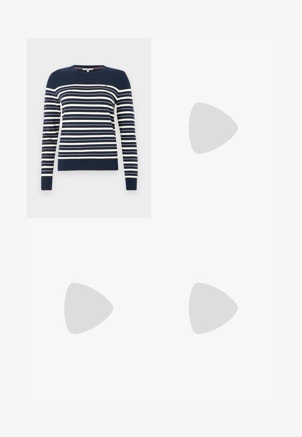 Marineblå sweater med hvide vandrette striber, rund hals og lange ærmer. Fremstillet af blødt, strikket stof med et lille logo på brystet.; Hvid bomulds skjorte med knaplukning og lange ærmer, en brystlomme og et lille CK-logo-patch på lommen. Glat tekstur og skræddersyet pasform.; Fryse navy nederdel med en struktureret talje, lavet af et glat stof, med jævnt fordelt lodrette frynser og en længde til midt på læggen.; Brun læderslip-on loafer med sort sål og lav hæl, med en remdetalje over vristen.