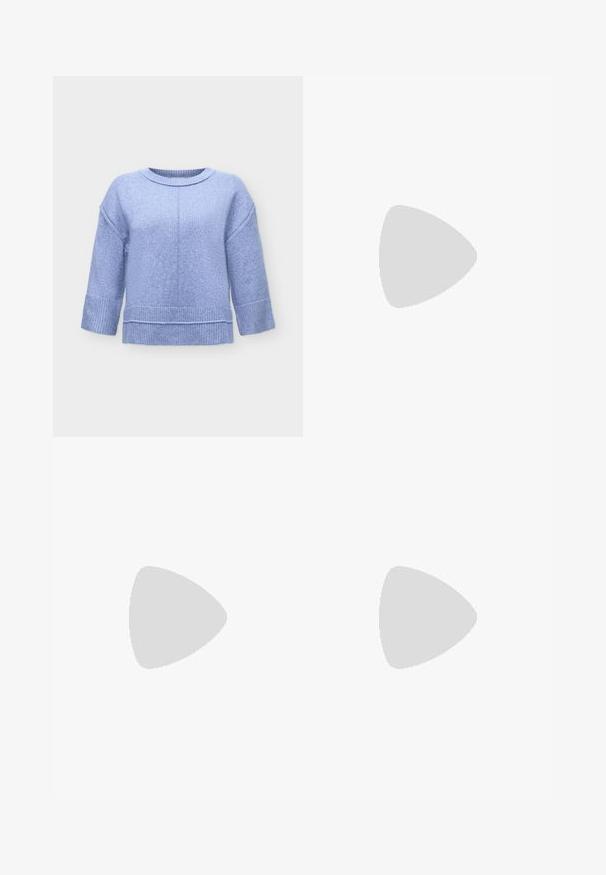 Hellblauer gestrickter Pullover mit langen Ärmeln, gerippten Bündchen und einem gerippten Saum, dargestellt auf einem einfarbigen hellgrauen Hintergrund.; Weite Jeans aus Denim in Mittelblau mit glatter Textur. Verfügt über zwei Fronttaschen und einen klassischen Knopfverschluss in der Taille.; Weißer Adidas Samba Sneaker mit braunen Wildlederstreifen, brauner Gummisohle und beiger Wildlederkappe, von der Außenseite auf schlichtem Hintergrund gezeigt.; Dunkelbraune glänzende Lederschultertasche mit einem breiten einzelnen Riemen und Schnallendetail auf einer Seite, vor einem schlichten hellen Hintergrund.