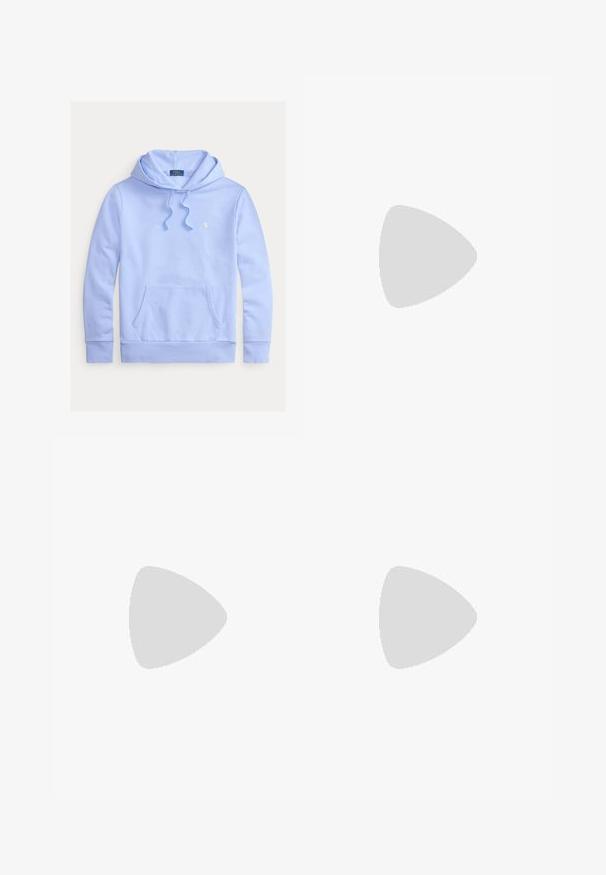 Sweat à capuche Polo Ralph Lauren bleu clair avec poche avant, capuche à cordon et petit logo brodé sur la poitrine gauche.; Chemise bleu clair à manches longues avec rayures verticales blanches et petit logo Polo Ralph Lauren brodé sur la poitrine.; Shorts de sport en coton bleu marine avec taille élastique, cordon de serrage et logo sur le côté gauche. Texture lisse, longueur au genou.; Baskets basses blanches avec semelle marron, lacets à l'avant, et petit logo doré Polo Ralph Lauren sur le côté.