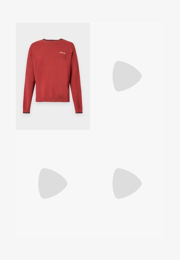 Pull rouge à manches longues avec col rond, poignets et bas côtelés, avec petit logo blanc Armani Exchange sur le côté gauche de la poitrine.; T-shirt bleu marine à manches courtes avec col rond noir et petit logo blanc Emporio Armani centré sur la poitrine.; Pantalons cargo beige clair en coton, dotés de plusieurs poches, de coutures contrastantes et d'une coupe droite. Texture de tissu durable.; Baskets couleur crème avec une tige en cuir lisse, bout arrondi, laçage à l'avant et semelle en caoutchouc texturée. Design minimaliste, sans logo.