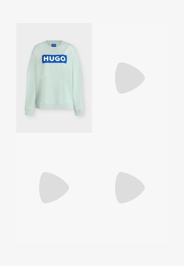 Hele mintroheline pikkade varrukatega pusa, millel on sinine ristkülikukujuline logoplaat valge tekstiga "HUGO" rinnal.; Mustad püksid kohandatud lõikega, sujuva tekstuuriga, sirge jala disainiga ja peente eesõmblustega.; Mustast nahast terava varbaga slingback-kinga kõrge plokk-kontsaga ja beežsisemise voodriga tavalise heledal taustal.; Mustast nahast õlakott kõveriku ristküliku kujuga, kuldse ketiga punutud mustast rihmast ning pealt lukuga sulguv.
