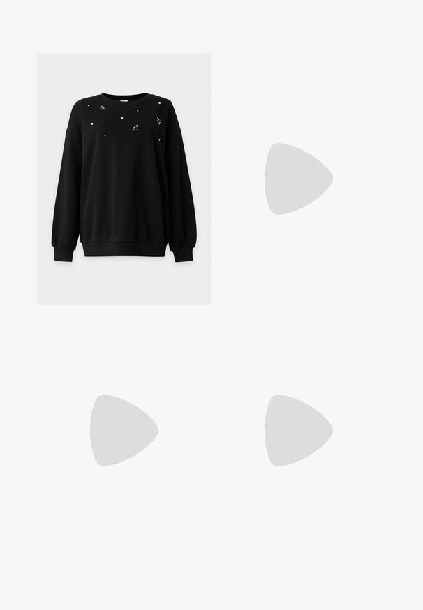 Sort langærmet sweatshirt med små hvide og perlefarvede blomsterudsmykninger spredt nær udskæringen og skuldrene.; Sorte leggings lavet af et glat, skinnende materiale. Høj talje, tætsiddende design, og ingen synlige sømme eller mønstre.; Sort læder sko med spids tå, kitten heel, ankremme og gylden spænde på neutral baggrund.; Sølvmetal øreringe med et bølgende, skulpturelt design, der har en poleret overflade og uregelmæssige former, hvilket fremhæver en moderne æstetik.