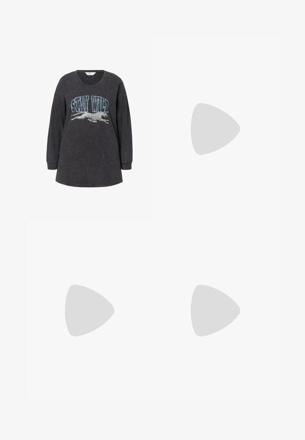 Overdimensioneret sort sweatshirt med rund hals, lange ærmer og et grafisk print af en gepard samt teksten "STAY WILD" i blå og hvid.; Lysblå denimskjorte med sølvfarvede pailletter, lange ærmer, krave, to brystlommer og trykknaplukning. Glat tekstur og detaljeret udsmykning.; Smal pasform, grå denim jeans med forlommer, knaplukning og flossede kanter.; Hvid lavtop-sneaker med ruskindsoverdel og gennemsigtig lys grøn sål, der viser Reebok-logo på siden og hælflappen.