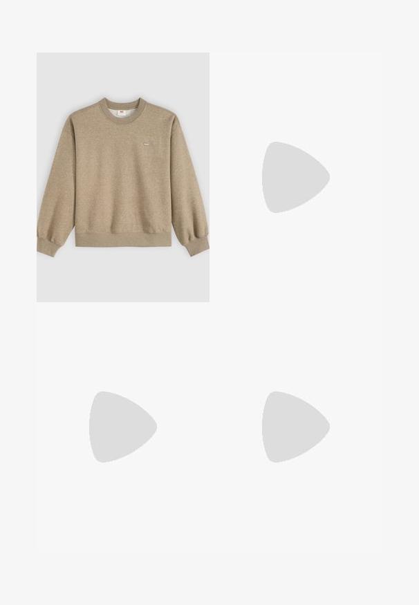 Béžová mikina s okrúhlym výstrihom, dlhými rukávmi a malým logom Levi's na ľavej strane hrudníka na svetlom pozadí.; Svetloružové tričko s grafikou dvoch slniek s tvárami, ktoré obklopujú červený ovál s nápisom „Santa Cruz“, doplnené o roztrúsené malé hviezdy a planéty.; Svetlomodré džínsy z denimu s priamym strihom nohavíc, päťvreckovým dizajnom a mierne vyblednutým povrchom. Zapínanie na gombík a zips.; Ružové semišové mokasínové topánky so šnúrkami, ktoré majú textúrovaný povrch a svetlo béžovú gumovú podrážku, skombinované s béžovými nohavicami.