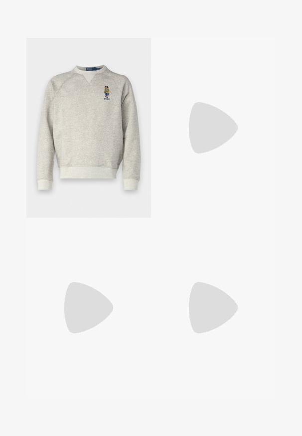 Sudadera gris con cuello en V y mangas raglán, que presenta una figura colorida bordada y el logo "POLO" en el pecho. textura suave.; Vaqueros ajustados azul deslavado con cierre de botón y cremallera, bolsillos delanteros y un pequeño bolsillo para monedas, mostrados planos sobre fondo blanco.; Zapatillas de ante marrón con cordones blancos, usadas con calcetines beige con canalé y pantalones marrón claro.; Gafas de sol rectangulares negras con lentes oscuros y acabado mate. Presentan un logotipo "POLO" grabado en las patillas y un diseño de marco resistente.